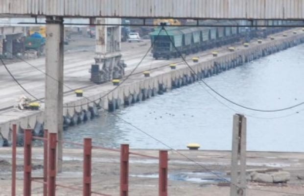 Scafandrii ISU au reluat căutările bărbatului căzut în mare, în Portul Constanţa!